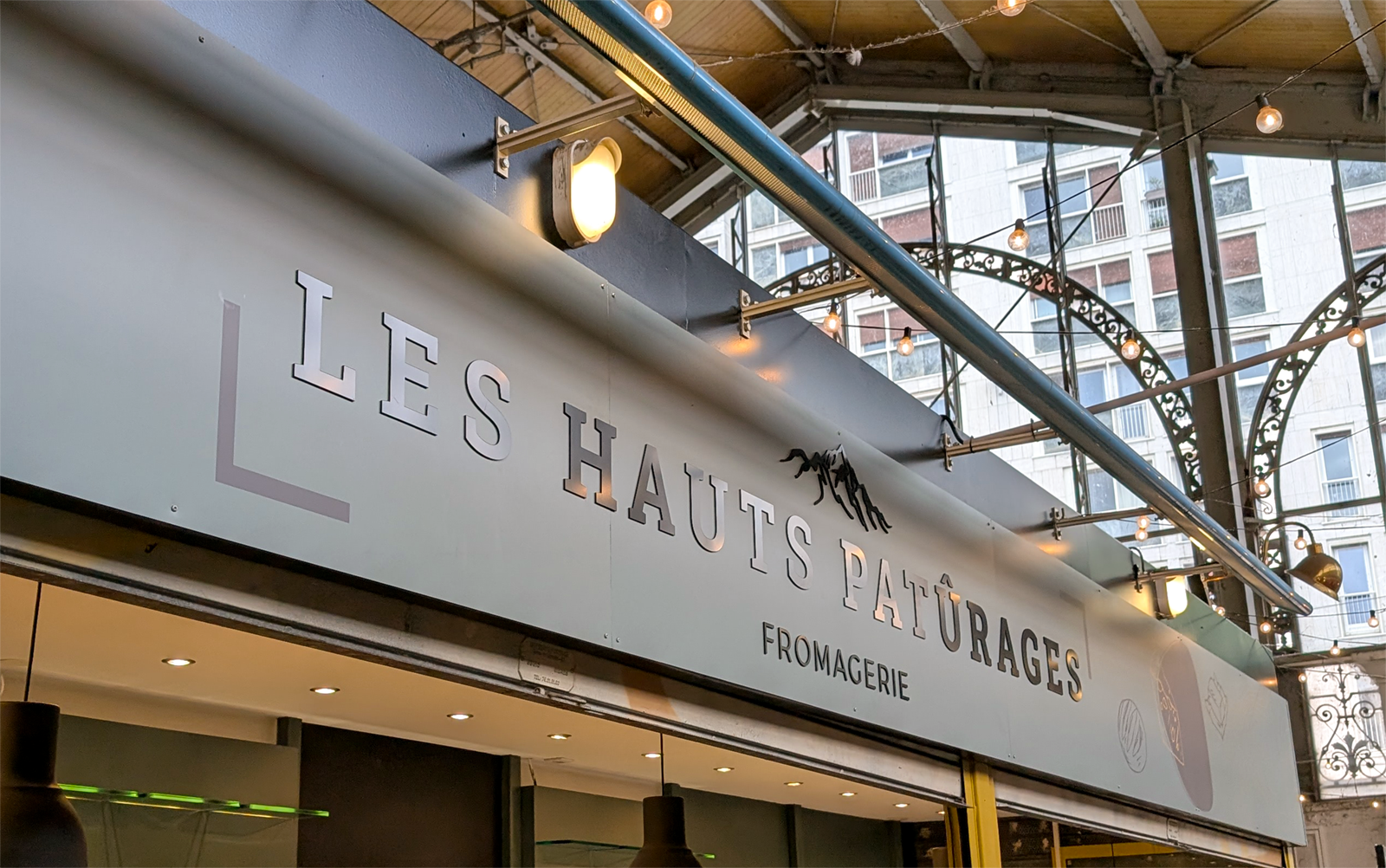 Lettres relief sur bandeau enseigne à Grenoble