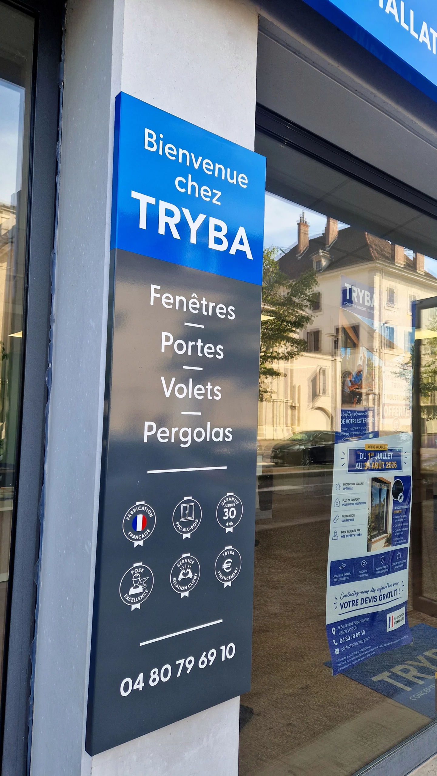Panneau entrée - adhésifs sur tôle pliée peinte